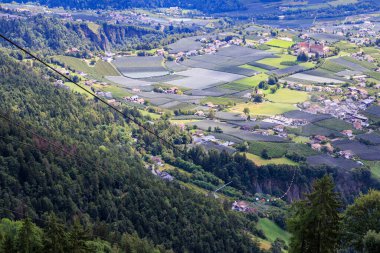 İtalya 'nın güneyindeki Tirol (Dorf Tirol) dağlarındaki Funicular Hochmuth kablosu