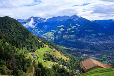 Güney Tyrol, İtalya 'da zirveleri olan dağ manzarası Hirzer ve Ifinger bulutlarda