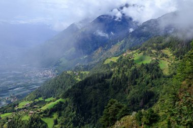 Merano Yüksek Dağ Yolu ve Güney Tyrol, İtalya 'da bulutlu dağ yamacı manzarası