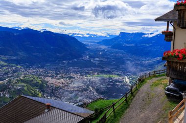 Hochmuth dağ istasyonundan Etschtal 'a doğru Merano panoraması ve Gantkofel Zirvesi (Mendelkamm) ile Güney Tyrol, İtalya