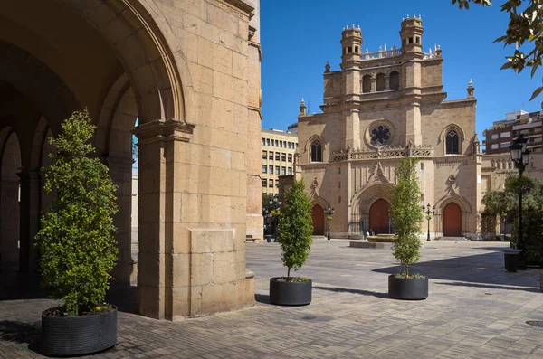 Castellon de la Plana 'nın ana meydanında, arka planda Santa Maria Katedrali ve güneşli bir günde İspanya' nın mavi gökyüzü ile şehir meclisi binasının atari salonları yer almaktadır.