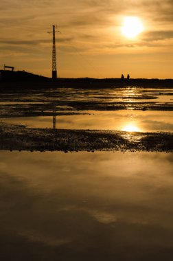 Fırtınadan sonra gün batımında siluetler, Chinchon, Madrid, İspanya