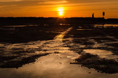 Fırtınadan sonra gün batımında siluetler, Chinchon, Madrid, İspanya