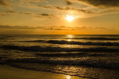 Deniz suyuna yansıyan renkli gündoğumu Peniscola, Castellon, İspanya