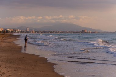 Peniscola sahil şeridi güneş doğarken, Castellon, İspanya