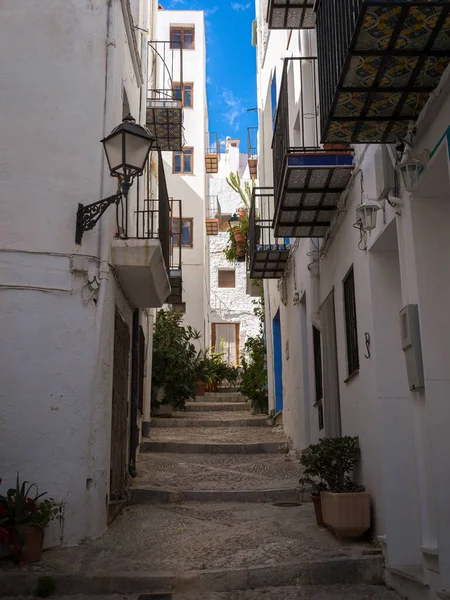 Peniscola, Castellon, İspanya 'nın ortaçağ köyünün eski caddesi.