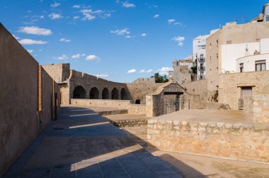 Peniscola, Castellon, İspanya 'nın ortaçağ köyünün eski caddesi.
