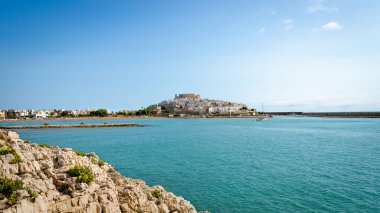 Güney Sahili kıyısındaki eski Peniscola kasabasının manzarası Sierra de Irta Doğal Parkı, Castellon, İspanya