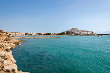 Güney Sahili kıyısındaki eski Peniscola kasabasının manzarası Sierra de Irta Doğal Parkı, Castellon, İspanya