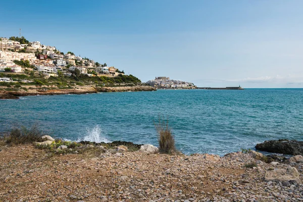 Peniscola silueti Sierra de Irta Doğal Parkı 'ndan. Arka planda şato, Castellon, İspanya.