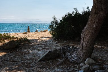 Güneşli bir günde Sierra de Irta Doğal Parkı 'nda sakin sularla çevrili sakin ve ıssız bir sahil, Castellon, İspanya