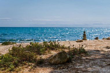 Güneşli bir günde Sierra de Irta Doğal Parkı 'nda sakin sularla çevrili sakin ve ıssız bir sahil, Castellon, İspanya