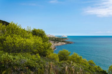Orta çağ köyü Peniscola ile Sierra de Irta 'nın doğal manzarası mavi gökyüzü, Castellon, İspanya