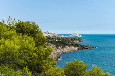 Orta çağ köyü Peniscola ile Sierra de Irta 'nın doğal manzarası mavi gökyüzü, Castellon, İspanya