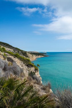 Orta çağ köyü Peniscola ile Sierra de Irta 'nın doğal manzarası mavi gökyüzü, Castellon, İspanya