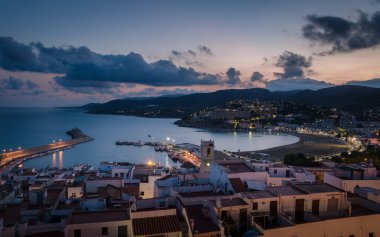 Eski kasabanın ve Peniscola, Castellon, İspanya 'nın güney sahilinin en üst manzarası.