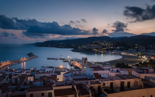 Eski kasabanın ve Peniscola, Castellon, İspanya 'nın güney sahilinin en üst manzarası.