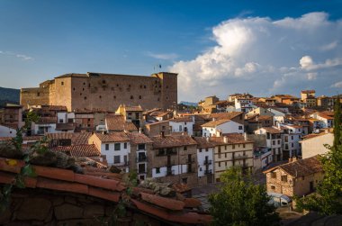 Mora de Rubielos şehrinin silueti Teruel, İspanya 'daki tarihi binalara bakıyor.