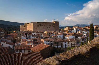 Mora de Rubielos şehrinin silueti Teruel, İspanya 'daki tarihi binalara bakıyor.