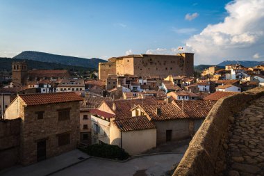 Mora de Rubielos şehrinin silueti Teruel, İspanya 'daki tarihi binalara bakıyor.
