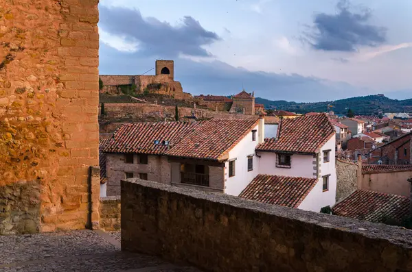 Mora de Rubielos şehrinin silueti Teruel, İspanya 'daki tarihi binalara bakıyor.