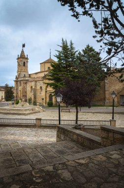 Bulutlu bir günde, Ortaçağ köyü Molina de Aragon 'daki San Francisco manastırı, Guadalajara, İspanya