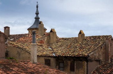 Bacaları ve kilise kulesi olan kırmızı kiremit çatıları, Molina de Aragon, Guadalajara, İspanya