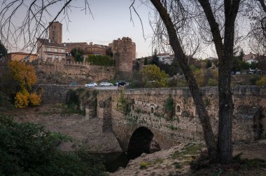 Şato köprüsü, kale ve Lozoya 'nın duvarları gün batımında Madrid, İspanya