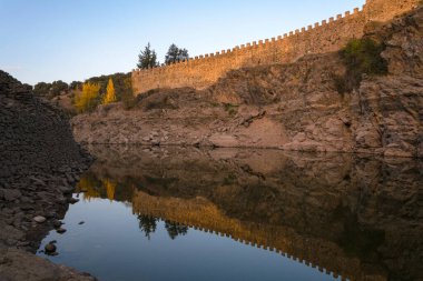 Buitrago de Lozoya surları gün batımında Lozoya nehrinin sularına yansıdı, Madrid, İspanya