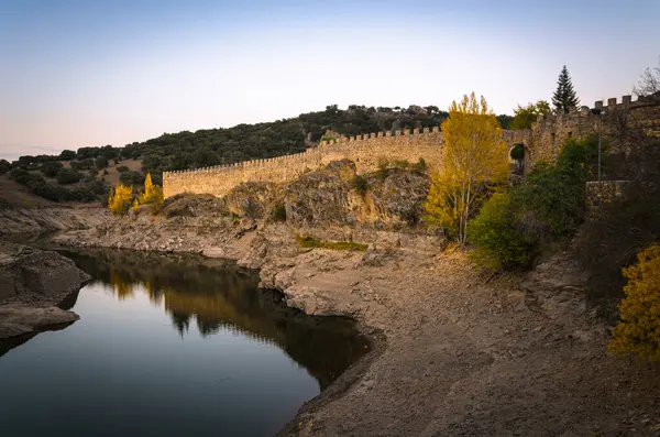 Buitrago de Lozoya surları gün batımında Lozoya nehrinin sularına yansıdı, Madrid, İspanya