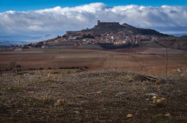 Bulutlu mavi gökyüzü ile Orta Çağ köyü Atienza 'nın manzarası, Guadalajara, İspanya