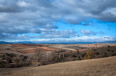 Kışın bulutlu mavi gökyüzü olan kuru Kastilya arazileri, Atienza, Guadalajara, İspanya