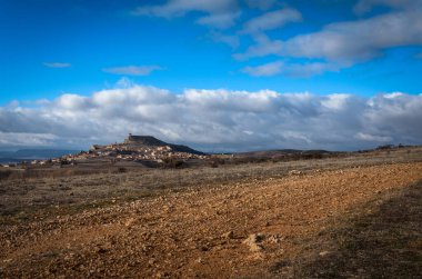 Bulutlu mavi gökyüzü ile Orta Çağ köyü Atienza 'nın manzarası, Guadalajara, İspanya