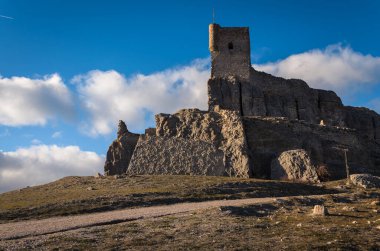 Tepenin tepesinde Atienza Şatosu Bulutlarla dolu mavi bir gökyüzünde, Guadalajara, İspanya