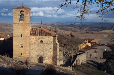 Bulutların, Atienza 'nın, Guadalajara' nın, İspanya 'nın mavi gününde çan kulesiyle Kutsal Üçlü Kilisesi.