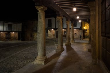 İspanya 'nın Guadalajara, Atienza kasabasındaki meydanın gece manzarası.