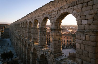 Günbatımında, Segovia şehir merkezindeki Roma su kemerinin manzarası, İspanya