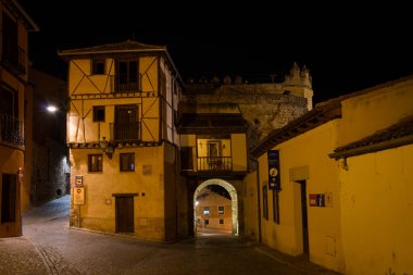 Puerta de San Andres, geceleri Segovia şehrinde, Castilla y Leon, İspanya