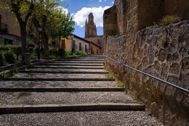 Arka planda Santo Domingo Kilisesi, Guadalajara, İspanya Cifuentes sokaklarında kaldırımlı merdiven.