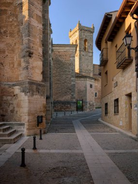 Arka planda El Salvador Kilisesi, Guadalajara, İspanya 'nın eski Cifuentes kasabasında kaldırımlı sokaklar