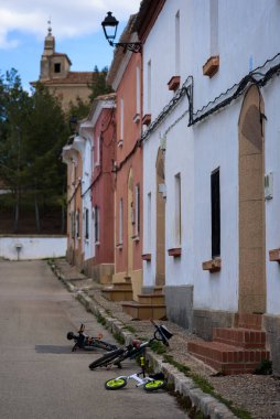 Masegoso de Tajuna, Guadalajara, İspanya, Masegoso de Tajuna evlerinin önündeki ıssız bir caddede çocuk bisikletleri.