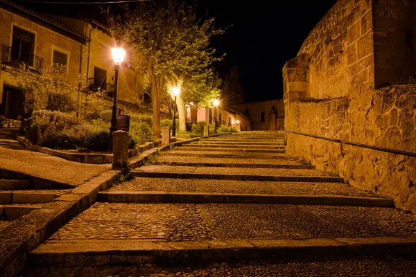 Cifuentes sokaklarında merdivenler kaldırılmış. Arka planda Santo Domingo Kilisesi var. İspanya, Guadalajara.