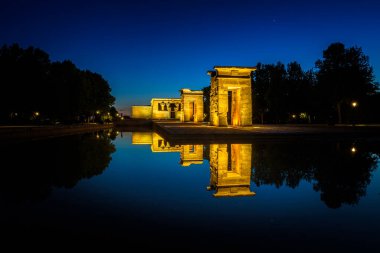 Mısır 'ın Debod Tapınağı gece Madrid, İspanya' da gölün suyuna yansıdı.