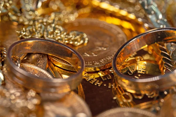 Золотые Украшения Золотые Монеты Слитки Крупным Планом — стоковое фото