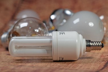 Enerji tasarrufu lambası, parlak lambaların önünde yakın plan çekimde