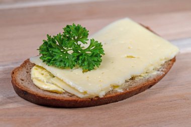 Yakın planda peynirli ekmek.