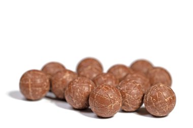 Beyaz arka plana karşı çikolata topları