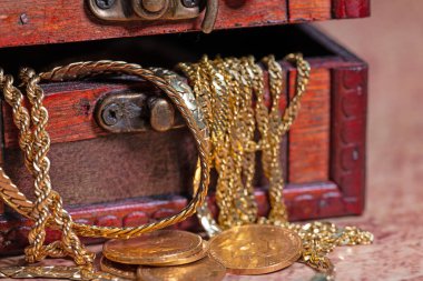 Tahta tabutta altın mücevherler ve altın sikkeler