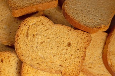 Rusk yakın plan çekimde kesiyor.