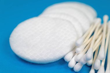 Pamuk tomurcukları ve pamuk pedleri yakın planda